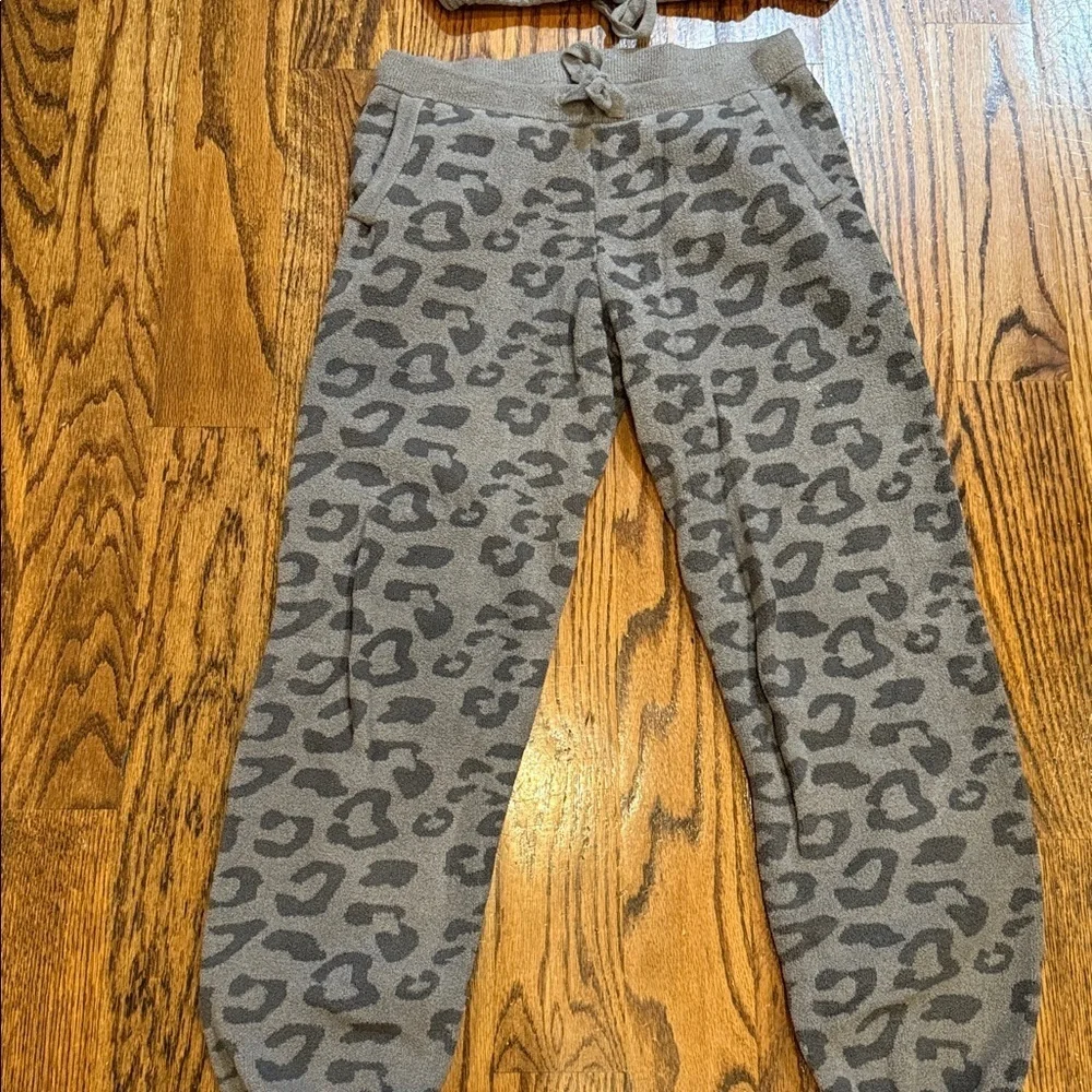 Barefoot dreams girls matching leopard print set (top/bottom) size 12/14 EUC